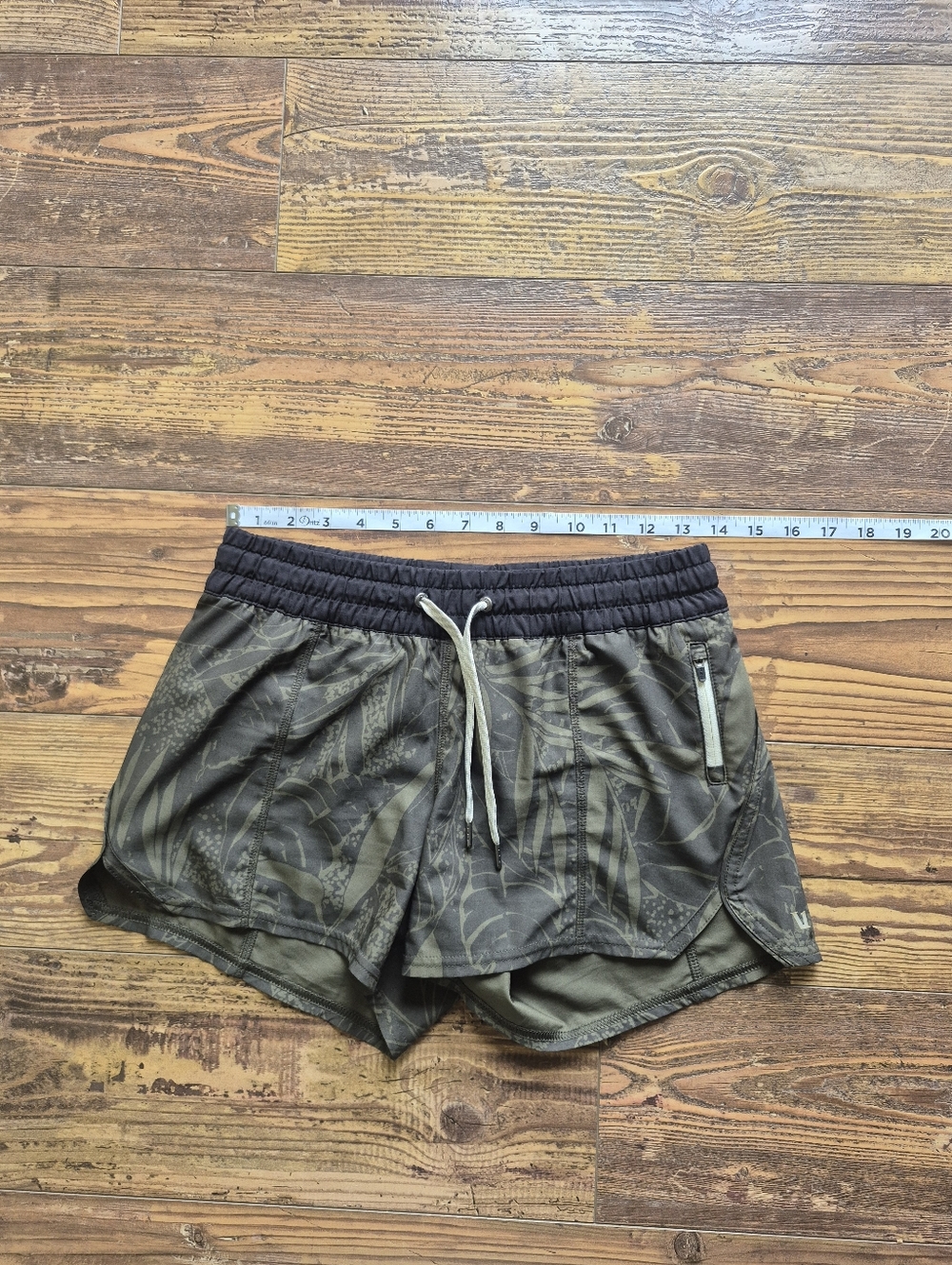 Vuori Clementine Oregano Rainforest Shorts Size Small - Picture 4 of 8